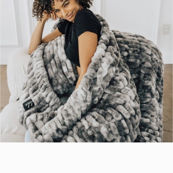 LOLA Smokey Skies Medium Blanket 50x60 - Picture 6 of 6